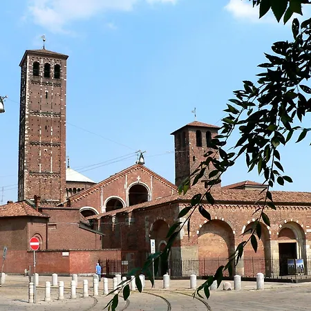 Sant'ambrogio Historic - In Front Of Cattolica * מילאנו